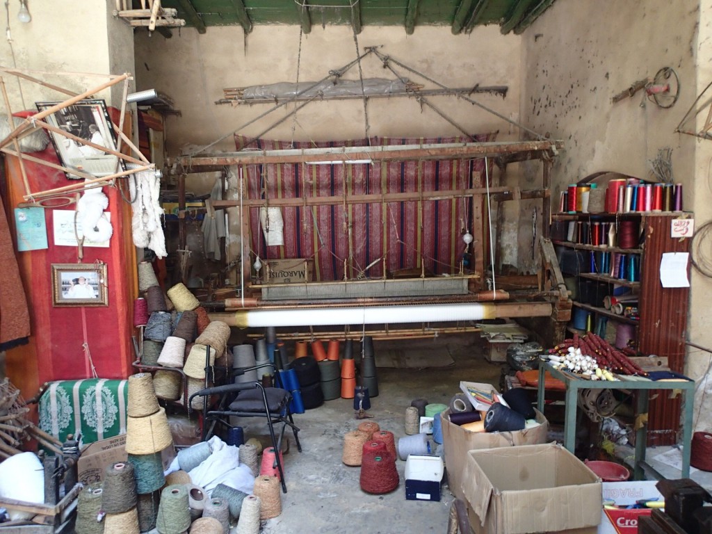 Weaving loom in a cooperative