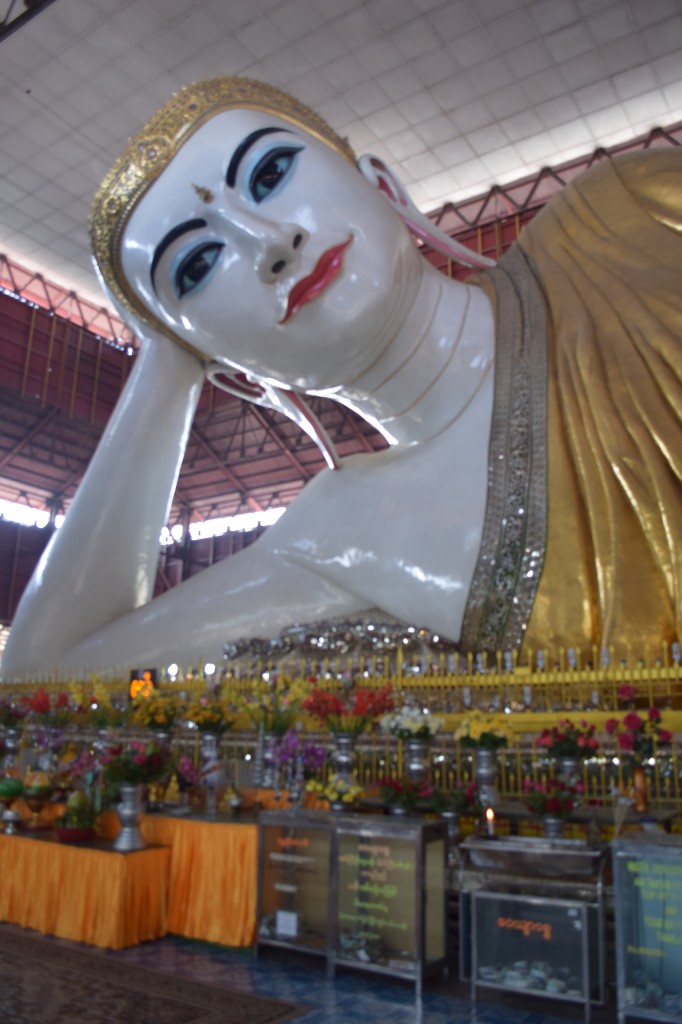 Large reclining Buddha at Chaukhtatgyi Pagoda