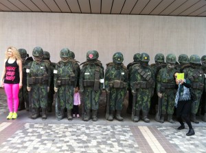 Posing with soldiers of Ju Ming